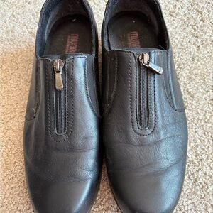 Munro Black Leather Flats with Zipper Closure